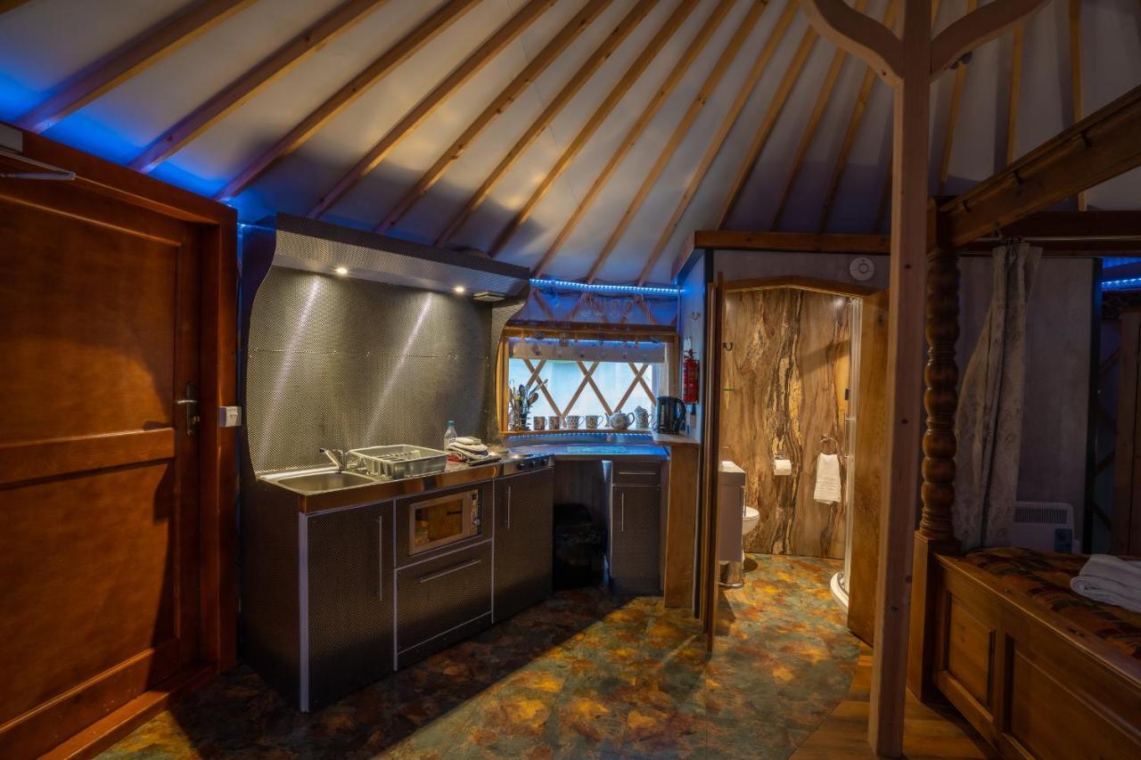 Wall Eden Farm - Luxury Log Cabins And Glamping 하이브리지 외부 사진