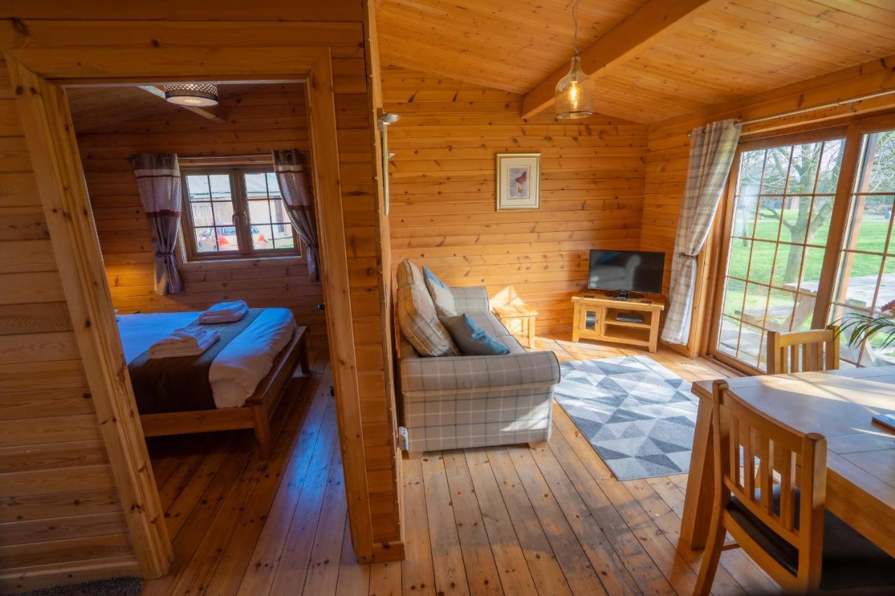 Wall Eden Farm - Luxury Log Cabins And Glamping 하이브리지 외부 사진
