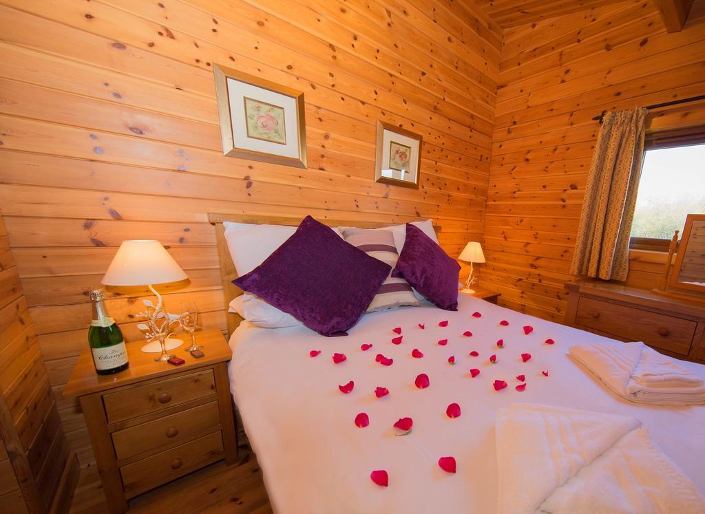 Wall Eden Farm - Luxury Log Cabins And Glamping 하이브리지 외부 사진